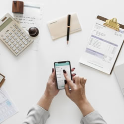 巴菲特说黄金是一只不会生蛋的鸡：价值投资的启示与黄金的本质